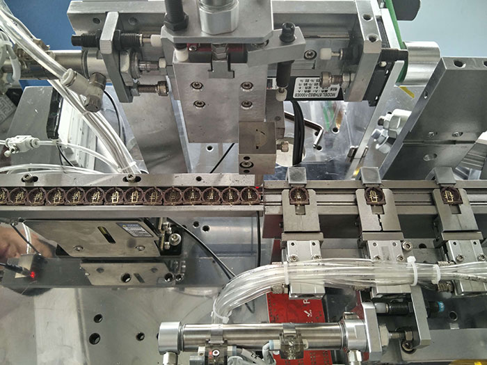 Apply yellow glue to the automatic machine